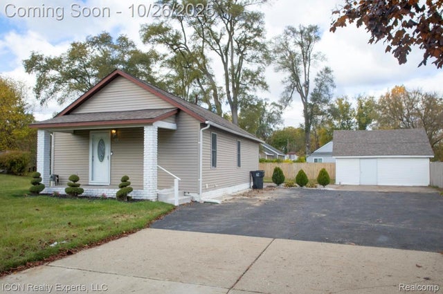 743 Hollister Street, Pontiac city