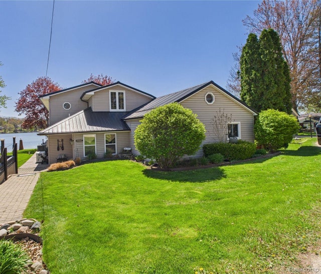 480 Peninsula Drive, Deerfield township
