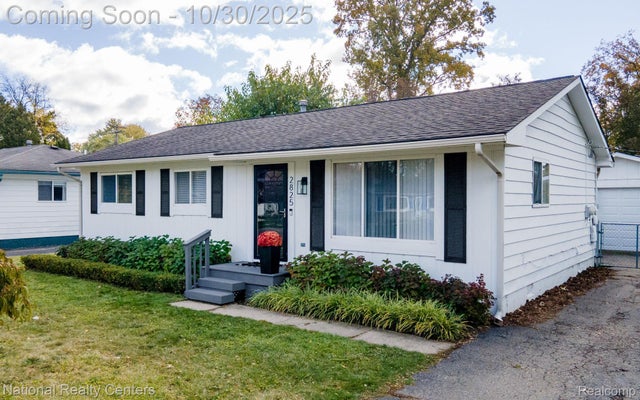 2825 Wall Street, Keego Harbor city