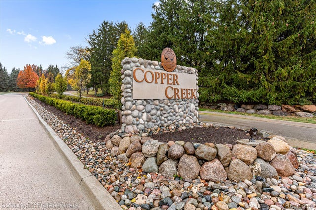 28074 Hickory Drive, Farmington city