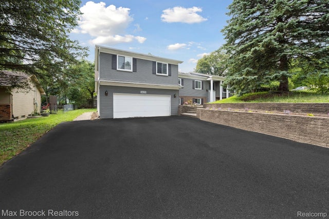 5620 Eastman Boulevard, West Bloomfield charter township