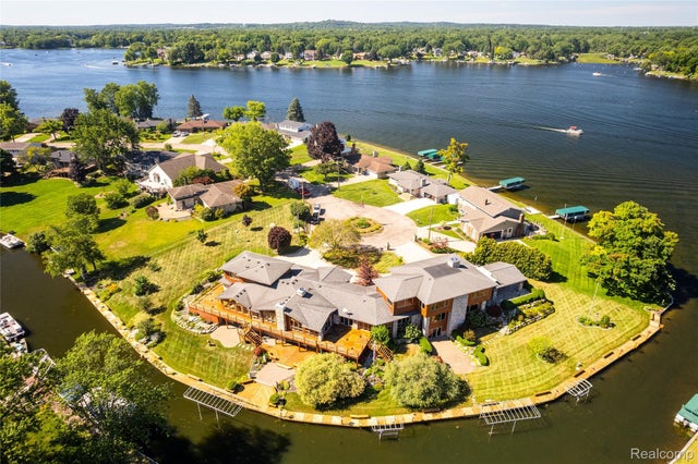 4190 Aquarina Street, Waterford charter township