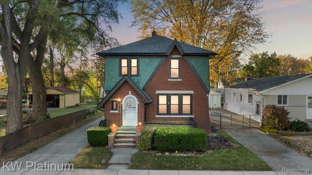 21067 Albany Avenue, Warren city