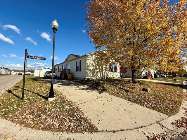 8205 Harrow Court, Northfield township