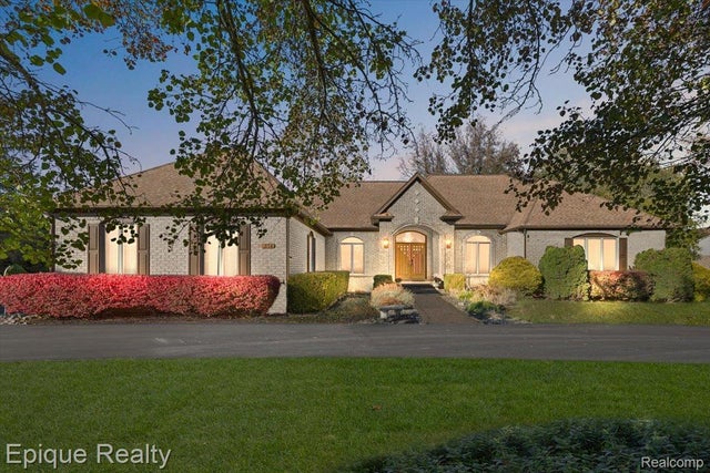 374 Oakbridge Drive, Rochester city