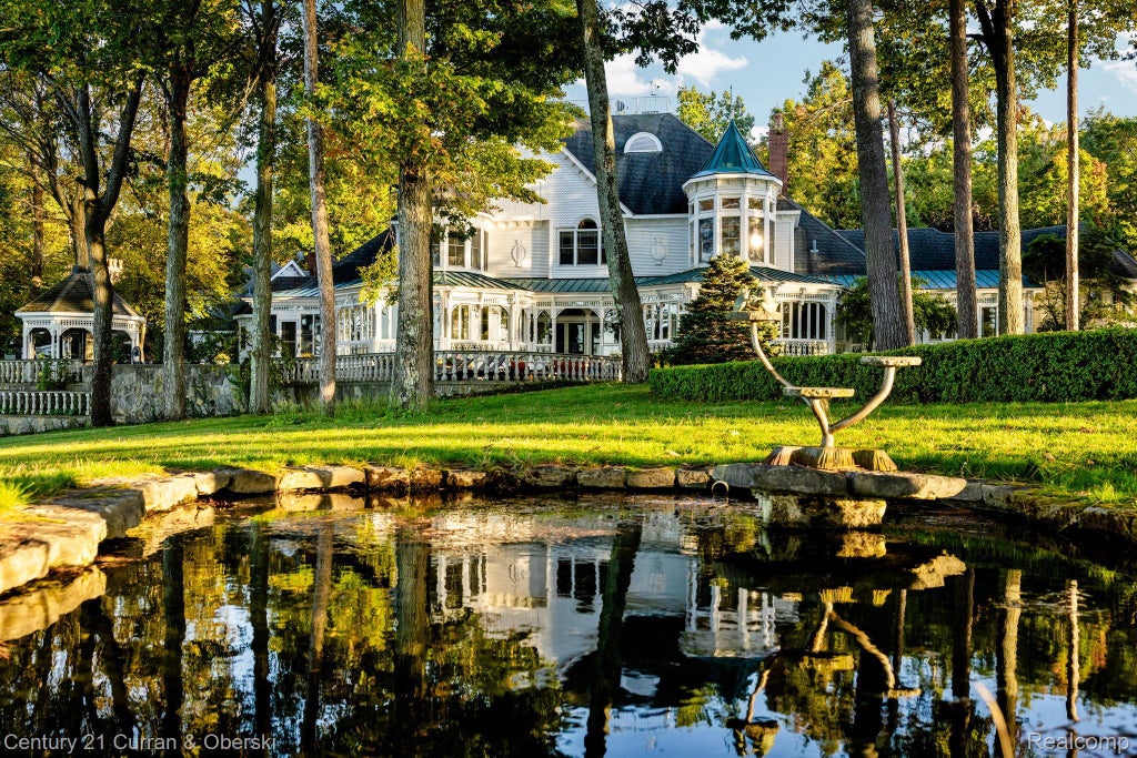 3063 Red Pine Point Drive, Mullett township