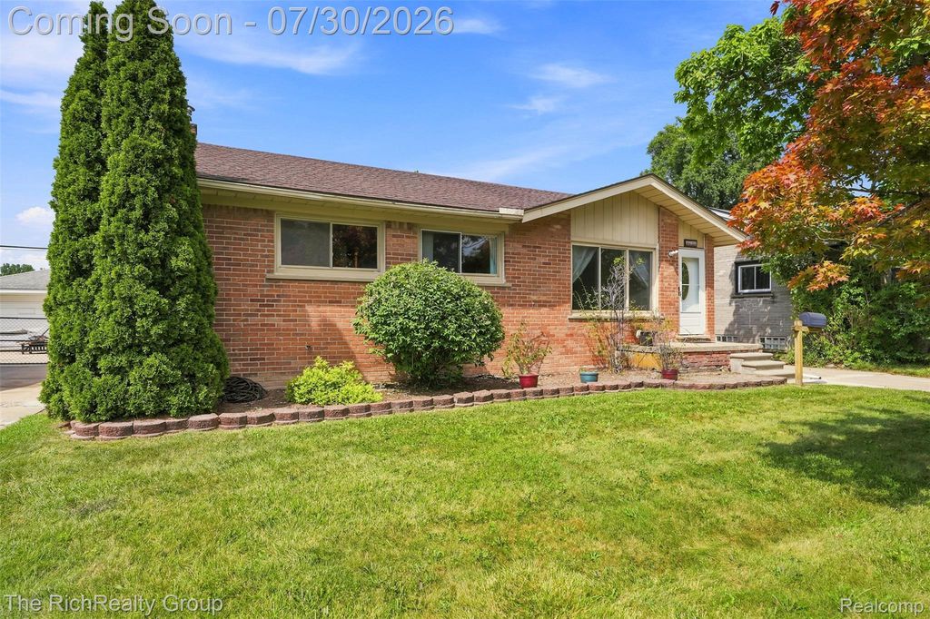 32150 Grandview Avenue N, Westland city