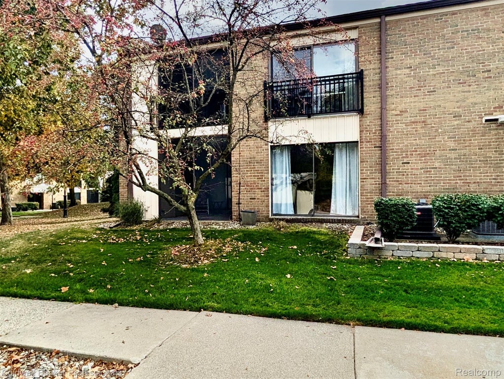 18399 University Park Drive, Livonia city