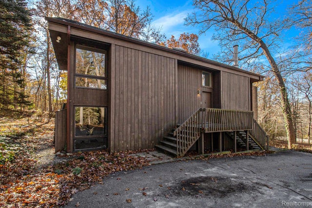 1095 W Snell Road, Oakland charter township