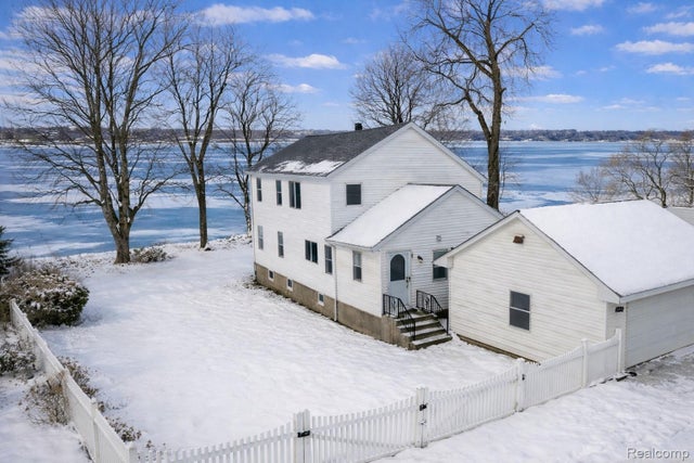 4333 Hunters Drive, Highland charter township