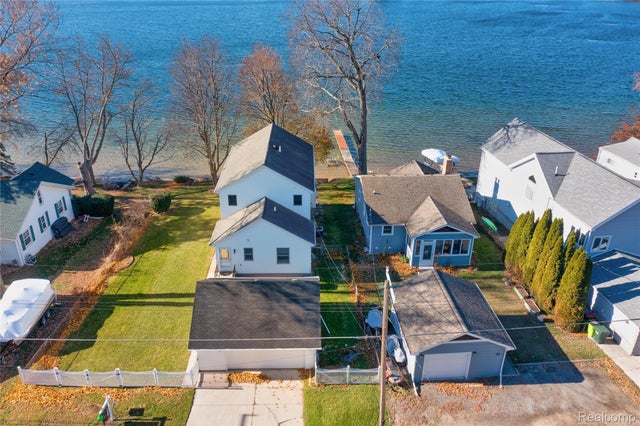 4333 Hunters Drive, Highland charter township