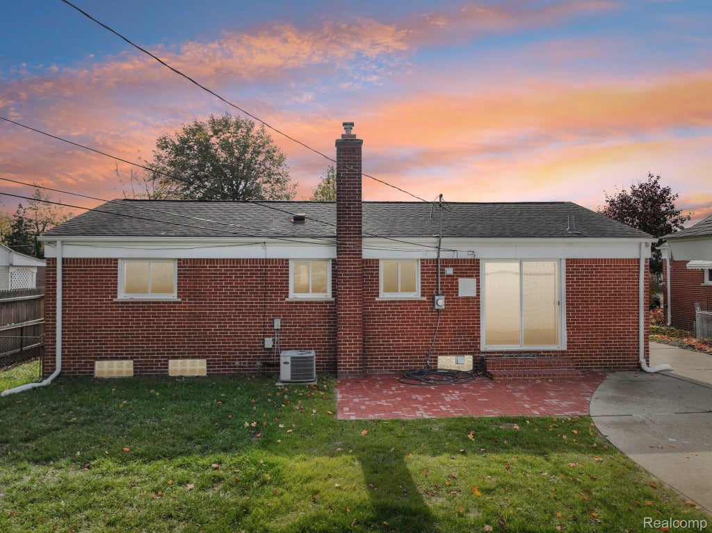 4749 Lutz Drive, Warren city