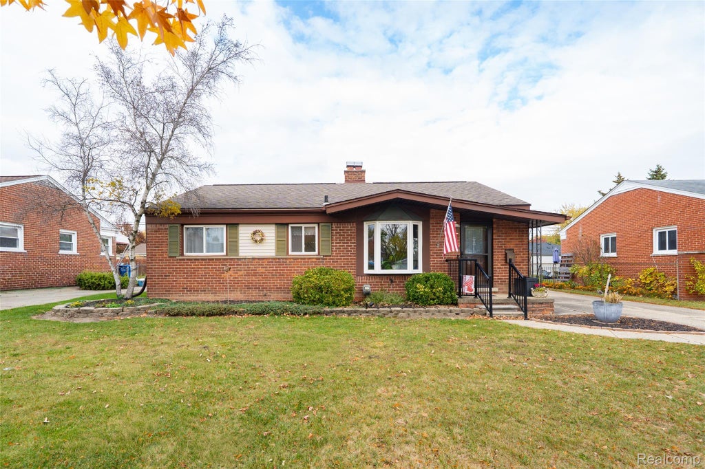 5247 Lyons Circle S, Warren city