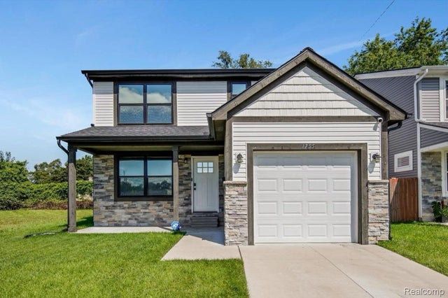 1755 E George Avenue, Hazel Park city