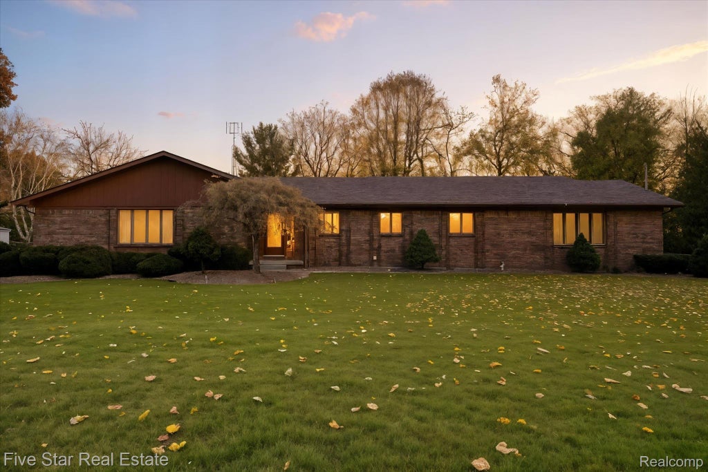 1194 Woodkrest Drive, Flint city