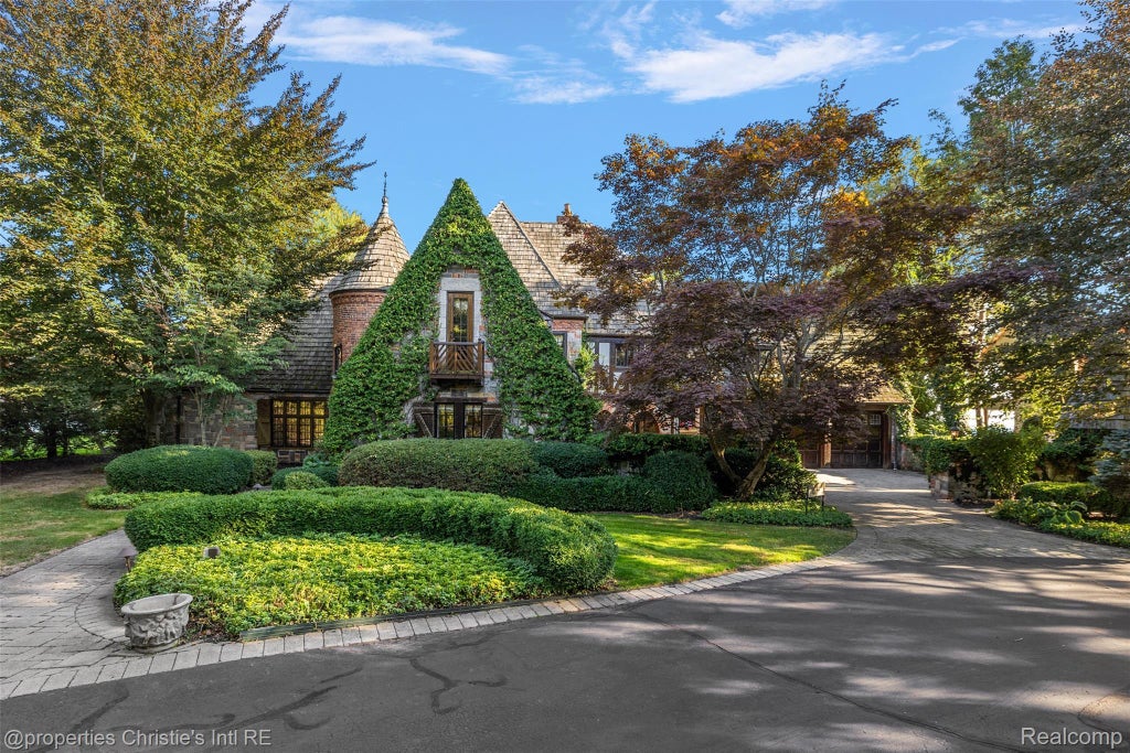 49016 Pointe Lakeview Drive, Chesterfield township