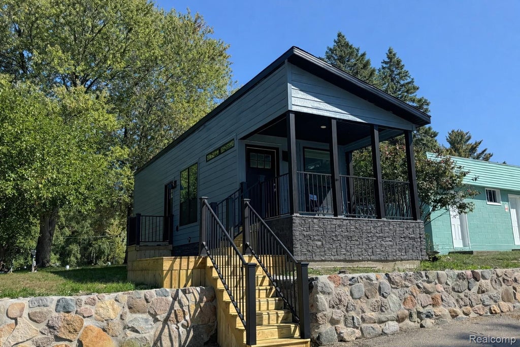 27 Sunset Lane, Fenton charter township