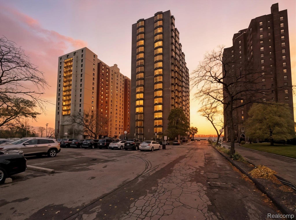 8200 E Jefferson Avenue 1703, Detroit city