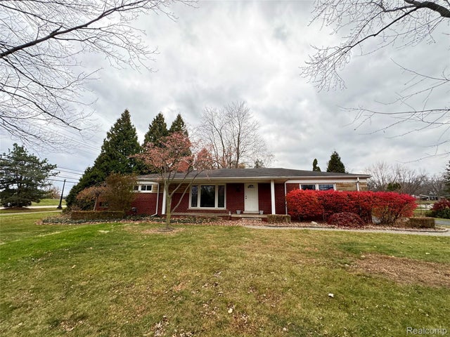 27911 Bayberry Road, Farmington city