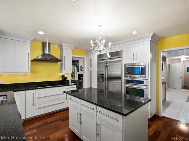 35518 Woodfield Drive, Farmington Hills city