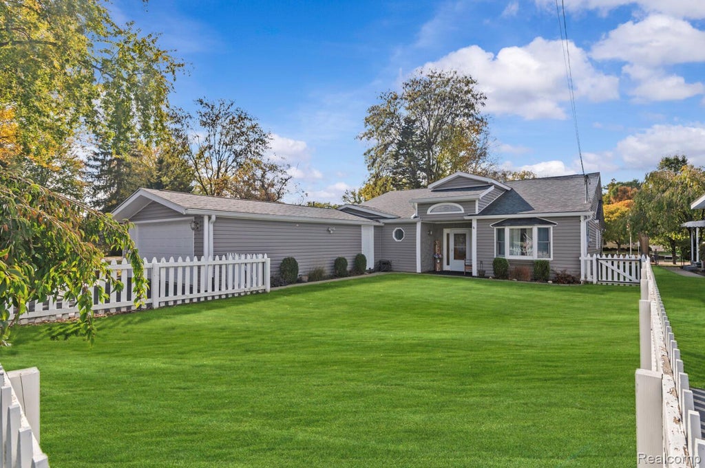 11026 Colony Road, Putnam township