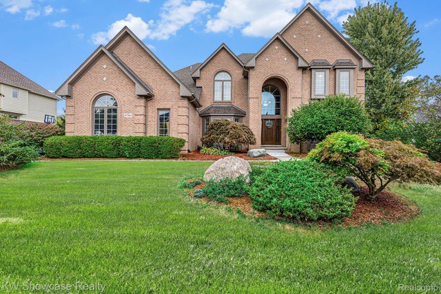 47266 White Pines Drive, Novi city