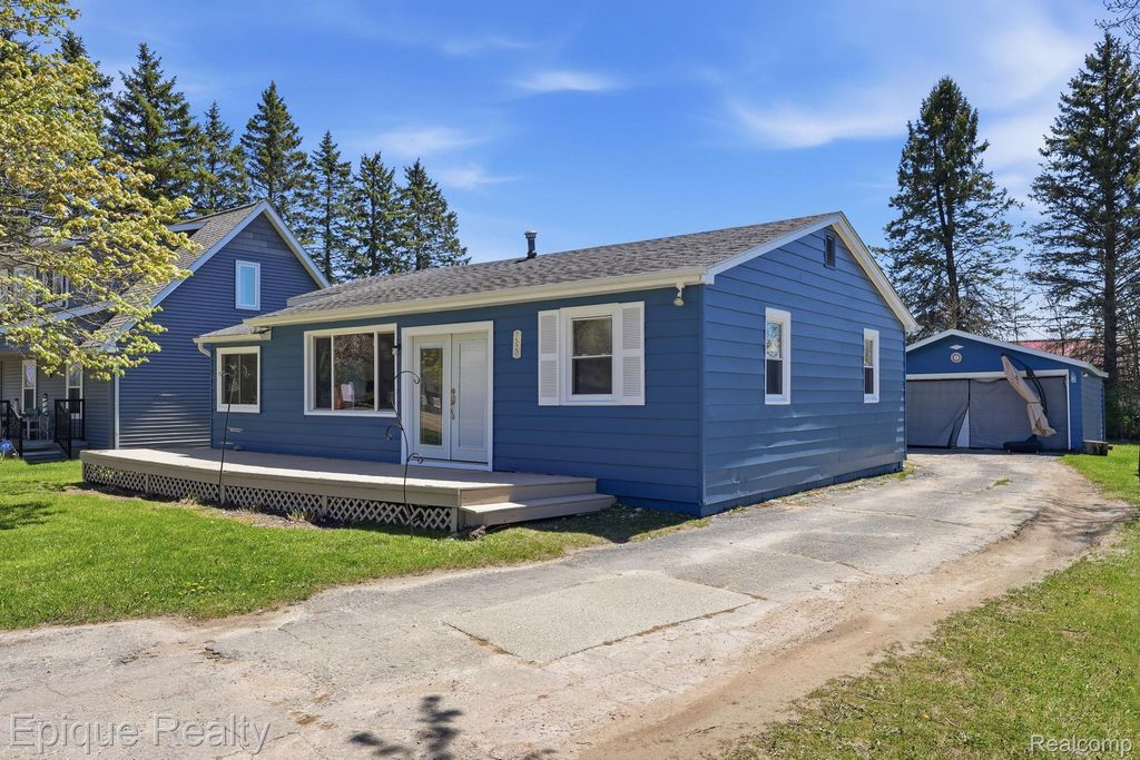 7520 Sunset Boulevard, Worth township
