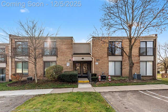 18025 University Park Drive 51, Livonia city