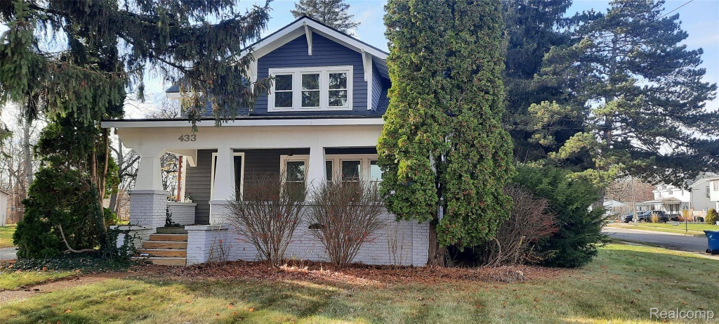 433 N Saginaw Street, Holly village