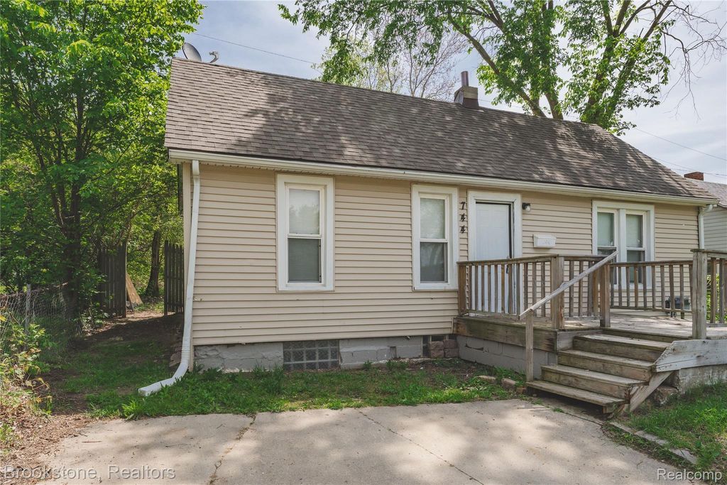 744 Saint Clair Street, Pontiac city