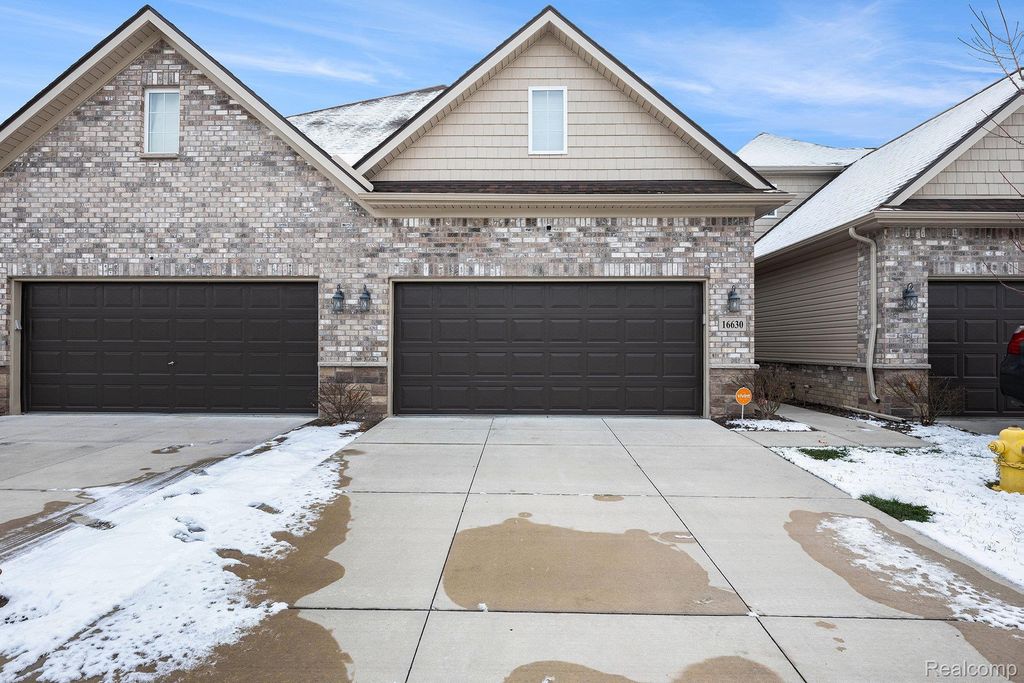 16630 Savor Lane 13, Clinton charter township
