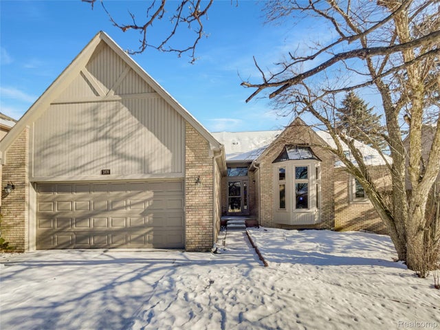 1976 Hutchins Drive, Rochester city