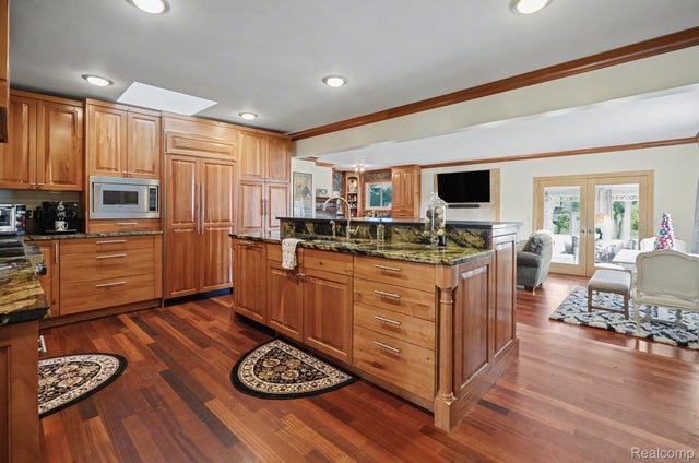 6622 Houghten Drive, Troy city