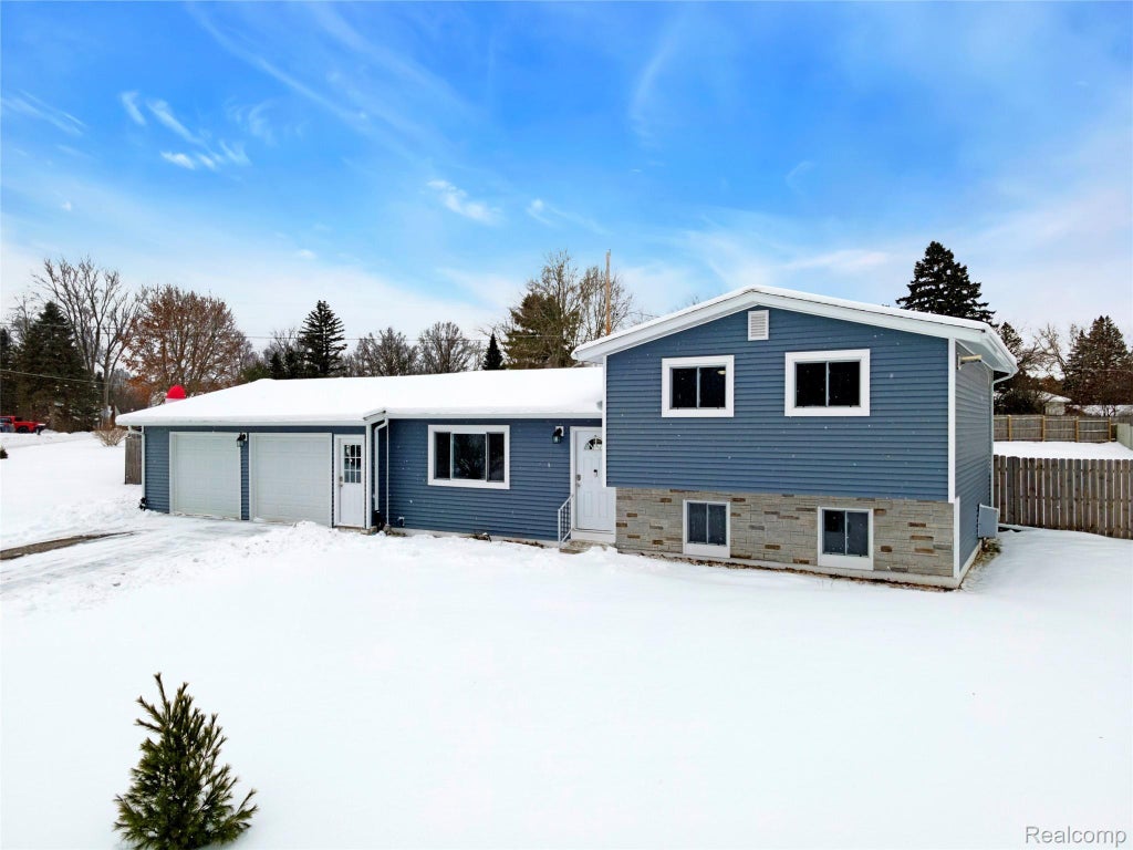 9488 Brookway Court, Atlas township