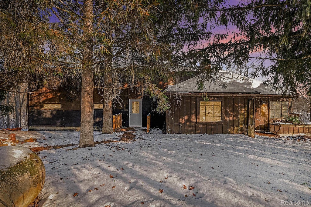 14325 Lakeshore Drive, Holly township