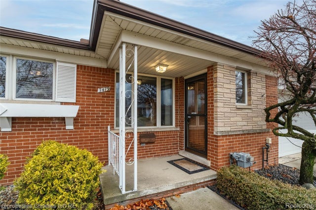 7479 Carrousel Boulevard, Westland city