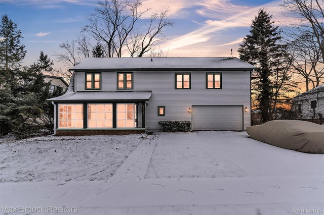 23009 Maple Avenue, Farmington city