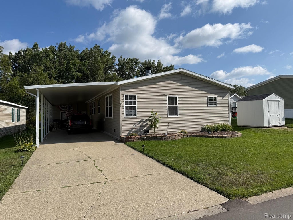 256 Fox Chase Boulevard, Grand Blanc city