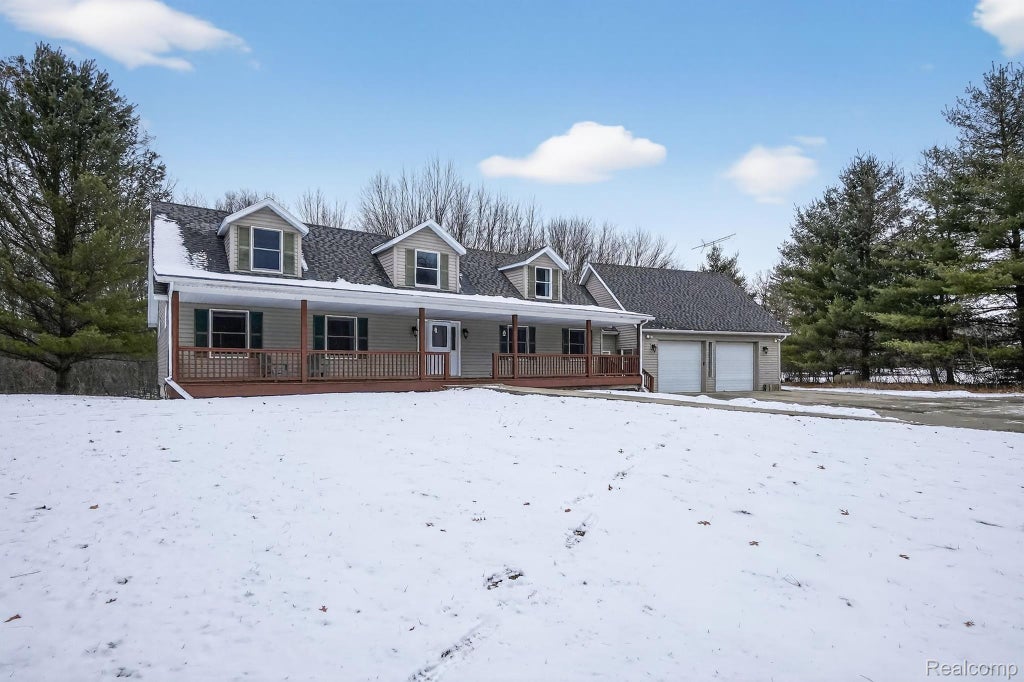 5099 Shields Road, Holly township