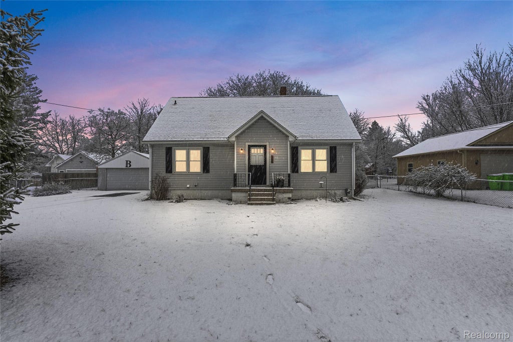 845 Olive Street, Oxford charter township