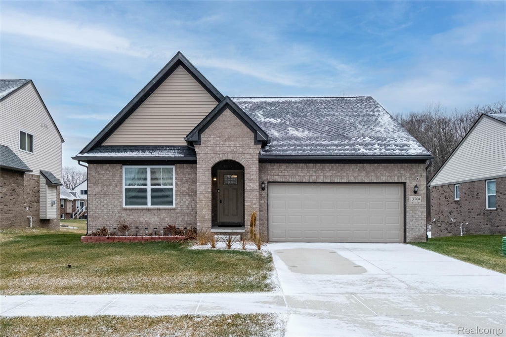 13704 Chester Court, Van Buren charter township