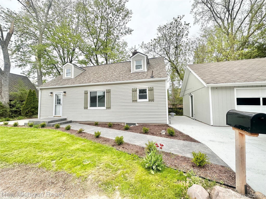 2050 Pine Street, Fenton charter township
