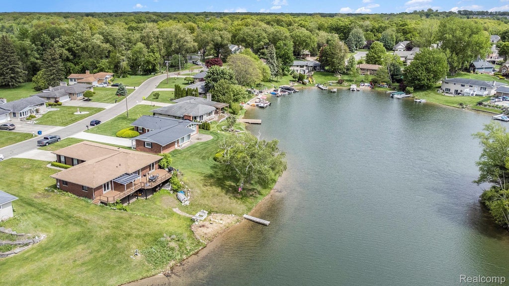 687 Sunnybeach Drive, White Lake charter township