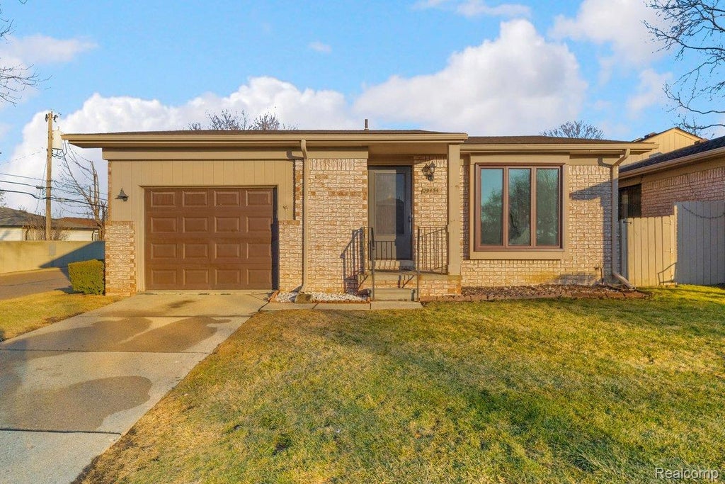 29454 Scarborough Drive, Warren city