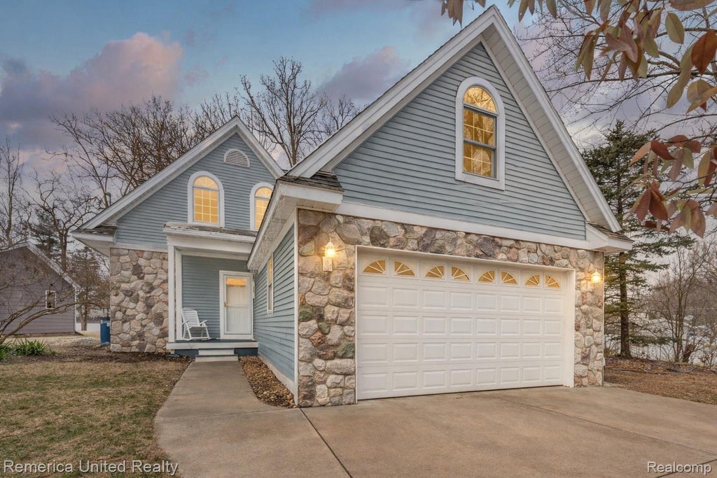 1491 Division Drive, Hartland township