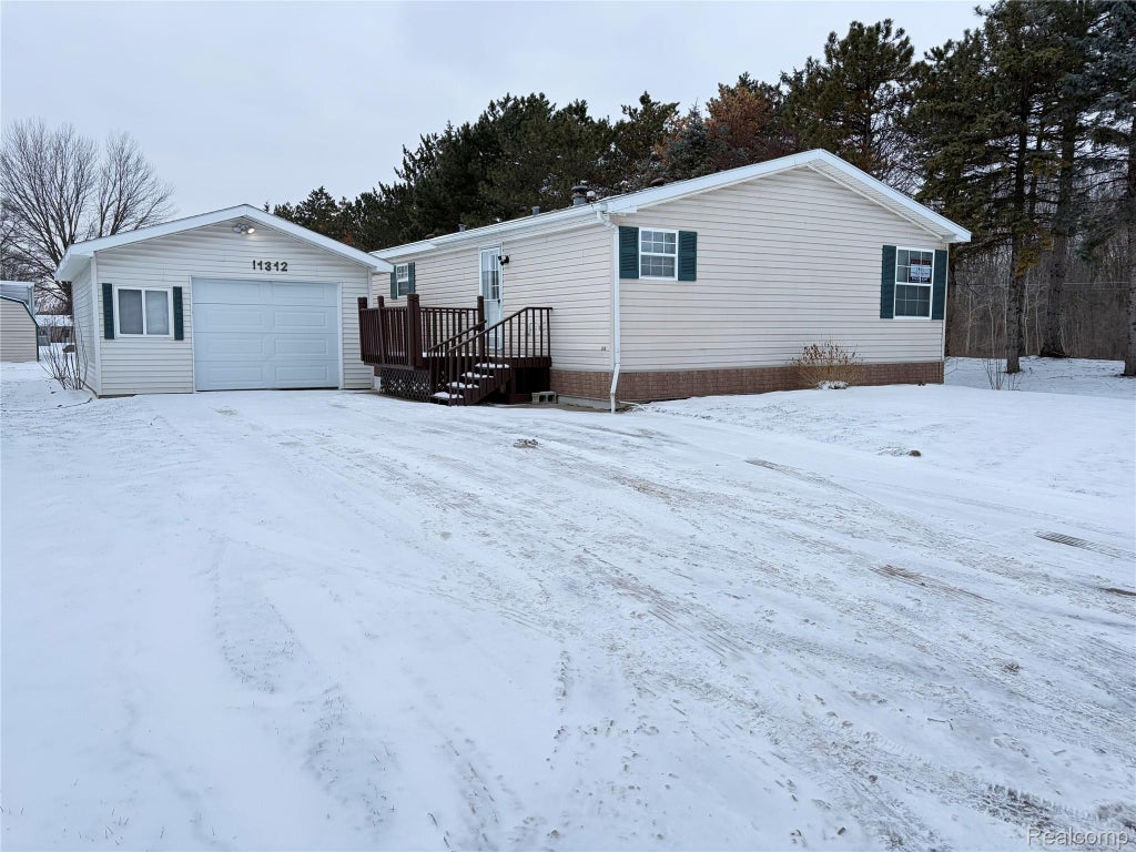 11312 N Lake Drive, Fenton charter township