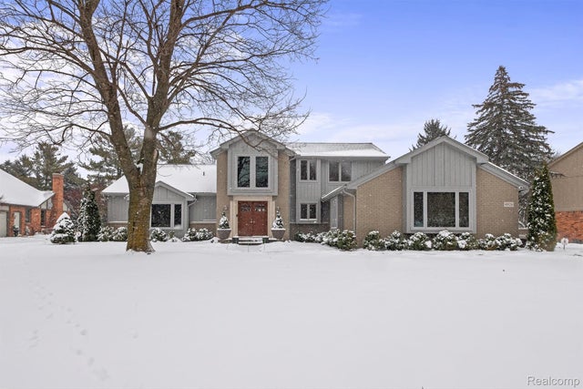 4926 Oak River Drive, Troy city