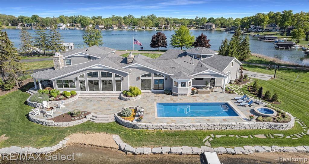 2210 Island Shore Drive, Fenton charter township