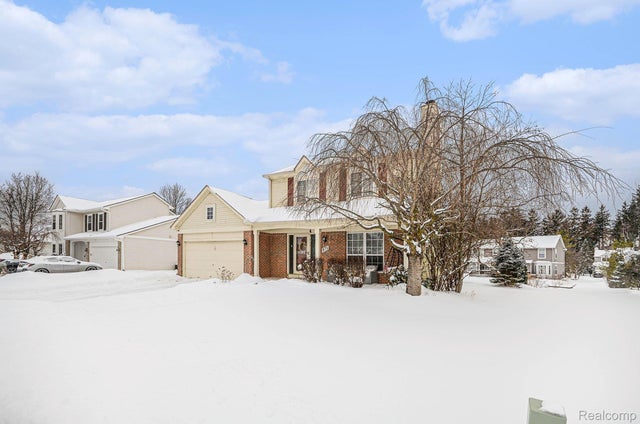 975 Oak Creek Drive, South Lyon city