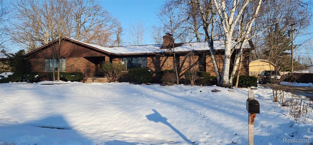 668 W Crest Lane, South Lyon city